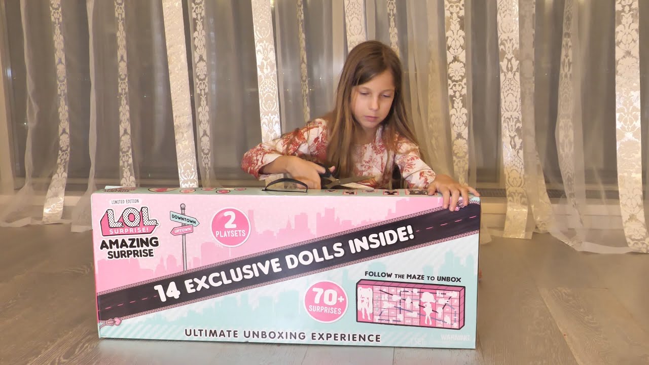 Elizabeth queen распаковывает коллекцию LOL amazing surprise 14 exclusive dolls inside.