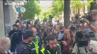 Termina el registro en el despacho de Zapatero: más de 10 policías portan cajas con documentación