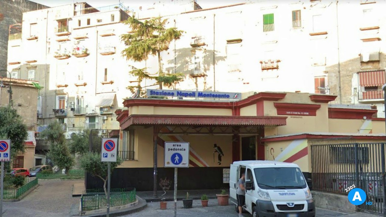 Annunci alla Stazione di Napoli Montesanto