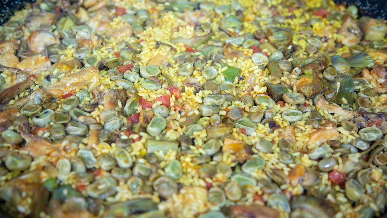 Cómo se hace la PAELLA NEGRA de conejo, alcachofas y habas.