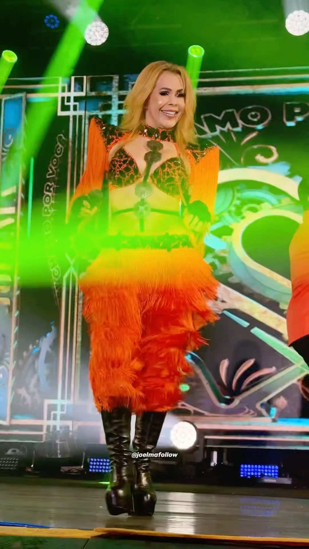 Joelma cantando Chamo Por Você