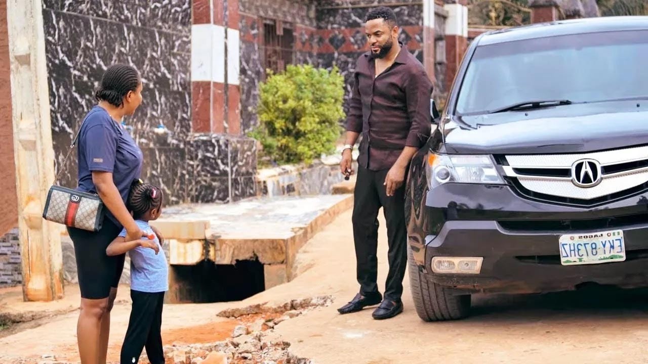 LE RICHE HOMME A ÉTÉ CHOQUÉ QUE LA FILLE DU VILLAGE QU’IL AVAIT ABANDONNÉ À UN ENFANT POUR LUI 2