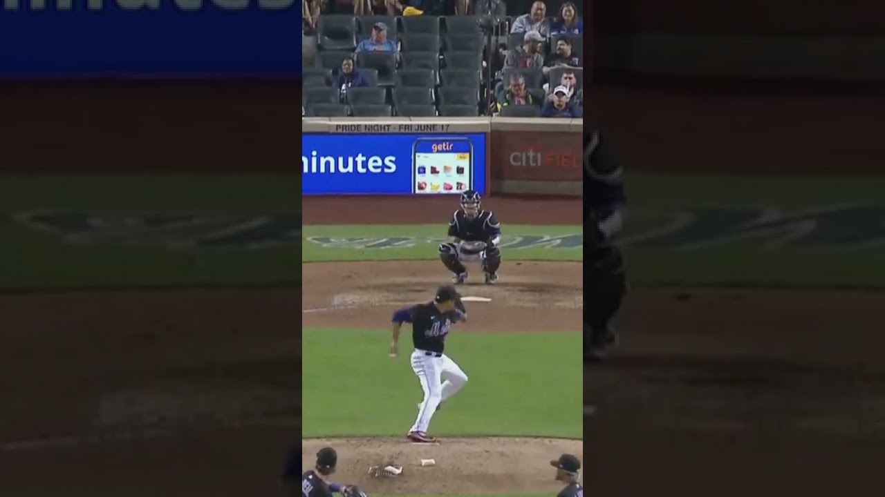 Edwin Díaz throws crazy wild pitch in warmups before striking out the side 😳🤣