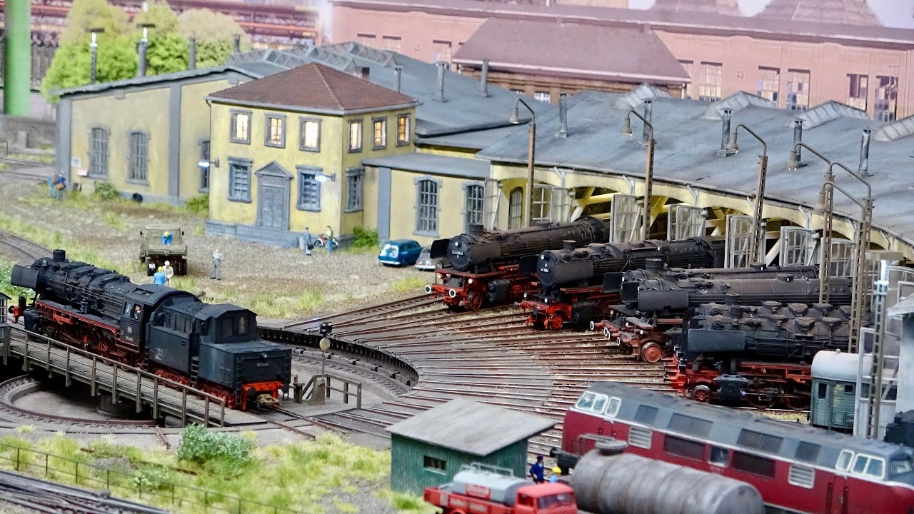 Beautiful Train Runs on a Highly Detailed H0 Layout