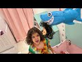 Amira Joue Avec Un Jouer Requinï Amira Joue Avec Un Jouer Requinï
