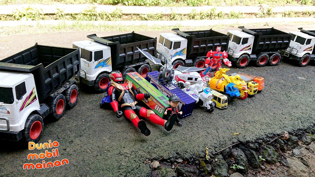 truk gandeng membawa mainan, mobil ambulance, truk oleng, ultraman ...