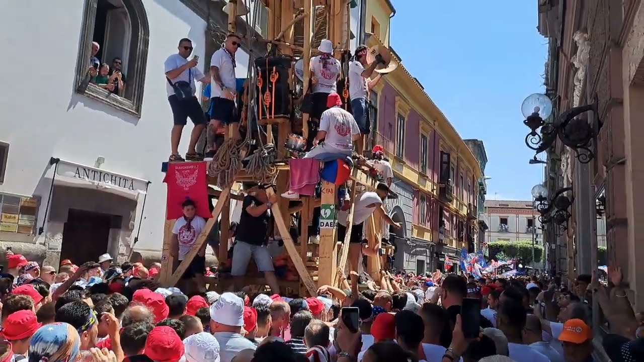 Nola 2023 Giglio del Fabbro. L'Insuperabile barrese verso piazza Duomo