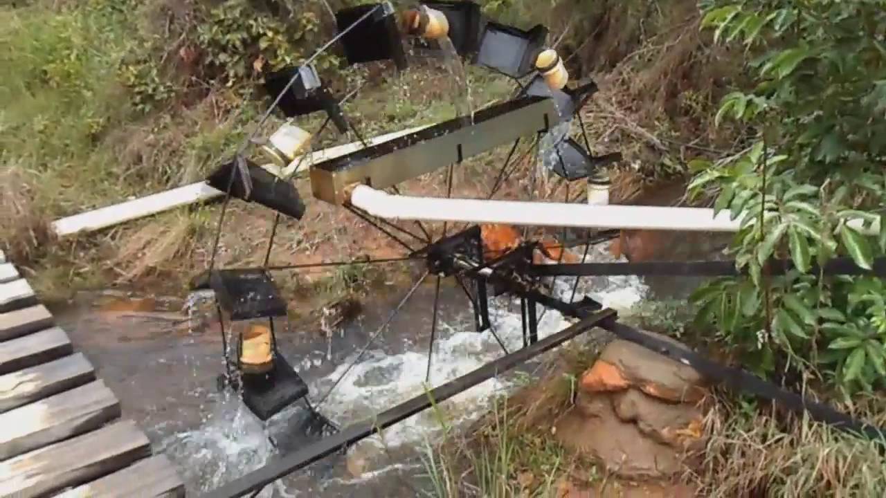 Roda d'agua movida pela correnteza do rio em diferentes épocas do ano. Eleva água. Water Wheel Pump