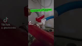 Lekkende Overstort En De Inlaatcombinatie Lekte Op Het Expansievat