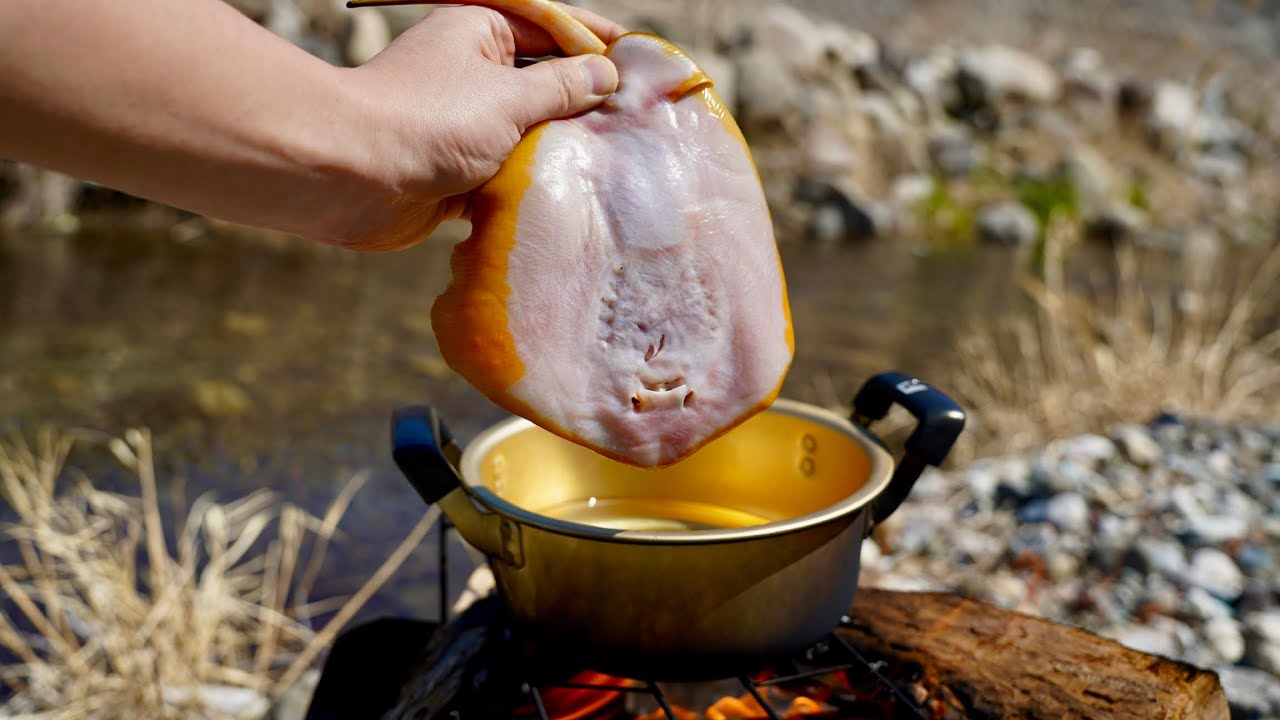 A dish in which a whole ray is thrown into oil - YouTube