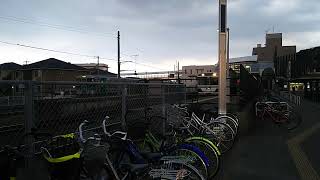 阿南駅に到着する1200型と1500型7次車と、発車する特急むろと。