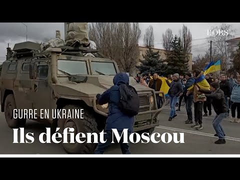 Des Ukrainiens manifestent contre la présence des soldats russes à Melitopol