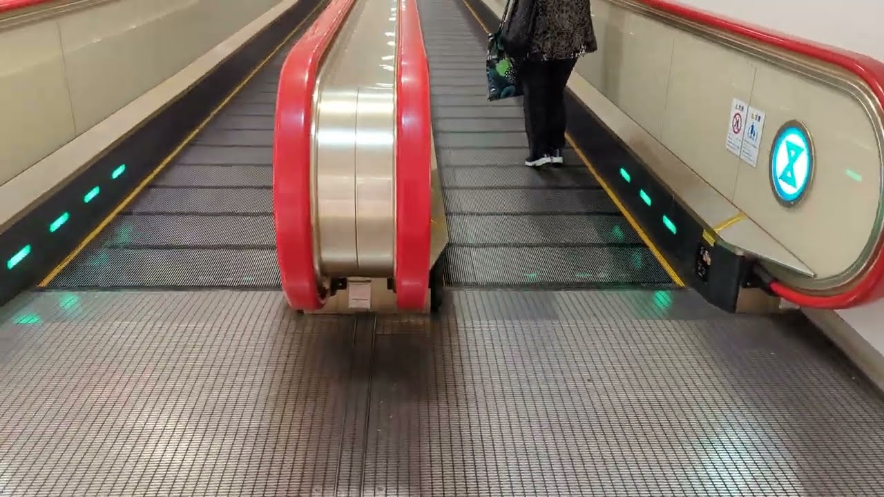 そごう千葉店 動く歩道(B1F)