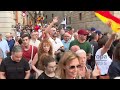 Dos manifestaciones contrarias sobre Ceuta llenan plaza Sant Jaume de Barcelona