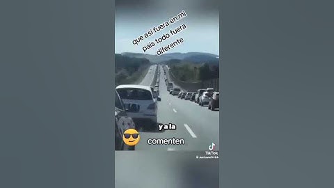 Personas se ponen a un medio para que pase ambulancia en Japon