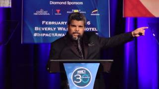 Luis Guzmán accepts award at 2016 NHMC #ImpactAwards Wealth