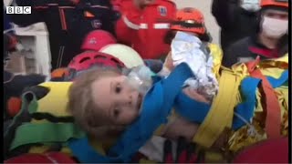 トルコ沖地震、4歳女児が90時間ぶり生還　がれきの中から救出