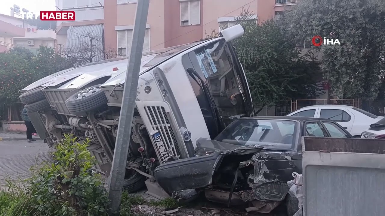 Kaza yapan otel servisi, park halindeki araçların üzerine devrildi