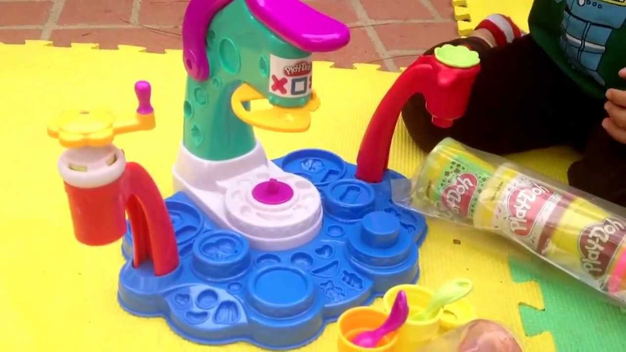 Playdoh sweets cafe magic swirl ice cream shoppe makes sundaes shakes