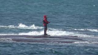 荒波の中竿を出す釣人 4月12日(水)