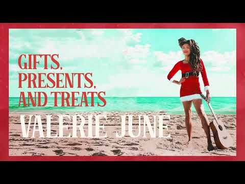 Putar I Saw Mommy Kissing Santa Claus - Valerie June