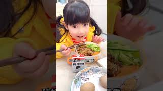 今天早上我为家人烹制了美味的炸酱面，姐姐吃完后说明天还想吃…看到孩子们吃得津津有味，我作为一名母亲感到无比的喜悦 #记录真实生活 #vlog日常 #炸酱面 #早餐 #宝妈