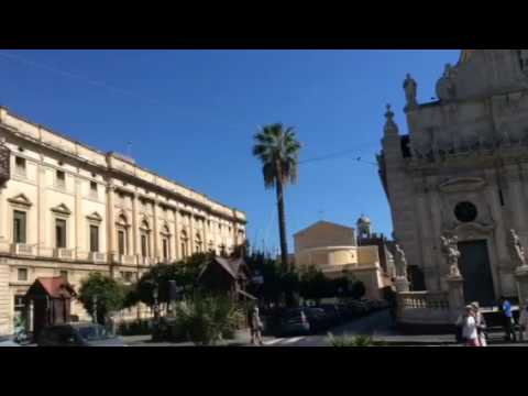 Video: Collegiate Basilica of San Sebastiano (Basilica di San Sebastiano) descripción y fotos - Italia: Acireale (Sicilia)