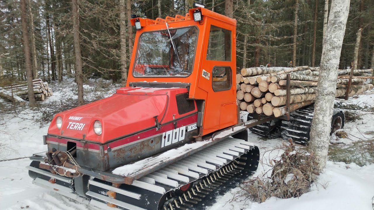 Puunajoa Terrillä / Viimeiset puut tältä erää tienvarteen / TERRI 1000D