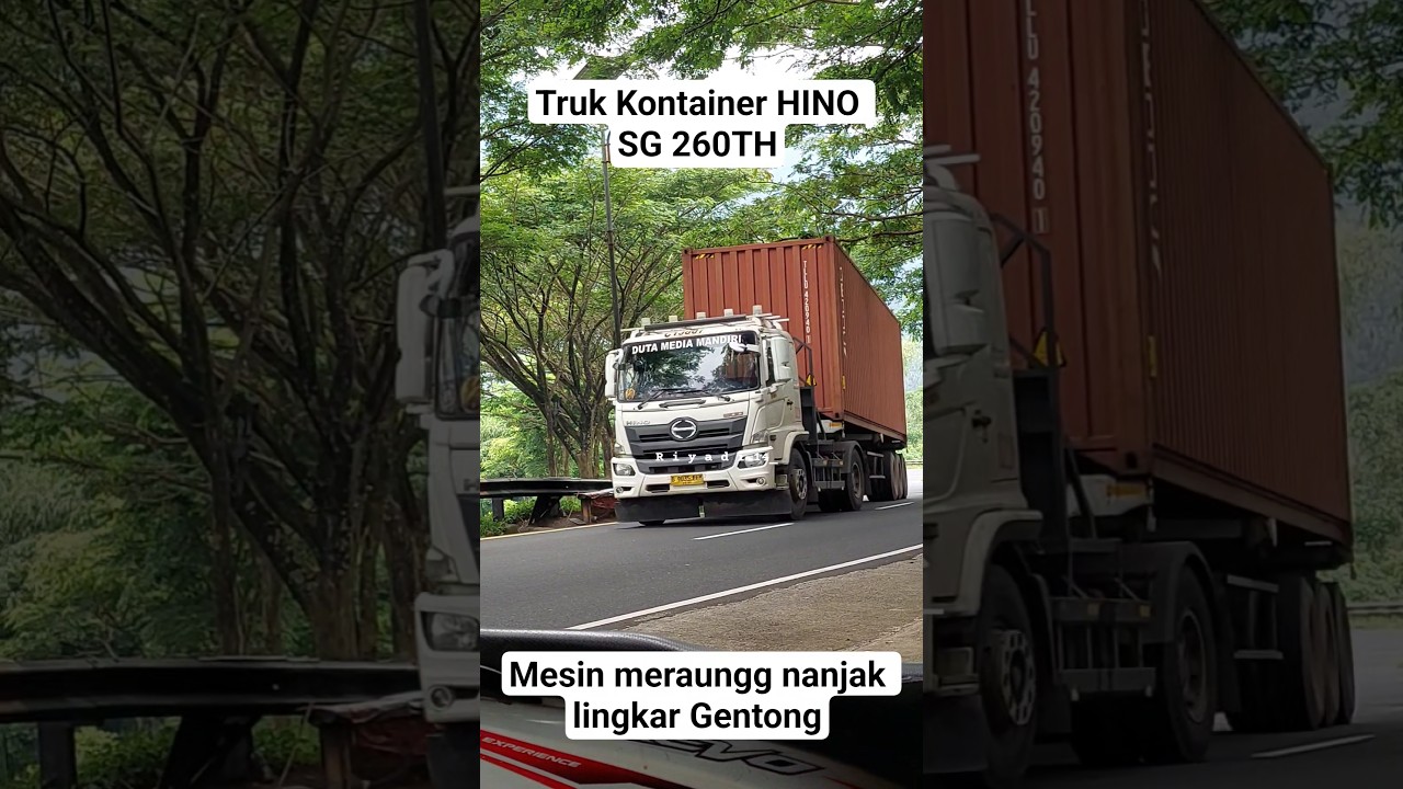 Mesin meraung, truk kontainer HINO SG 260TH Nanjak di Lingkar Gentong