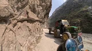 The road to Manang
