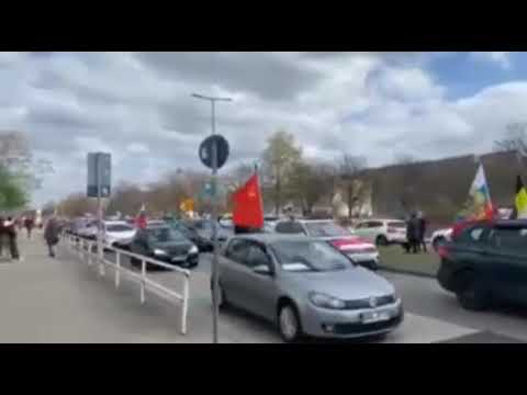 Allemagne : Berlin 5000 voitures avec des drapeaux de la Russie et URSS pour soutenir Poutine