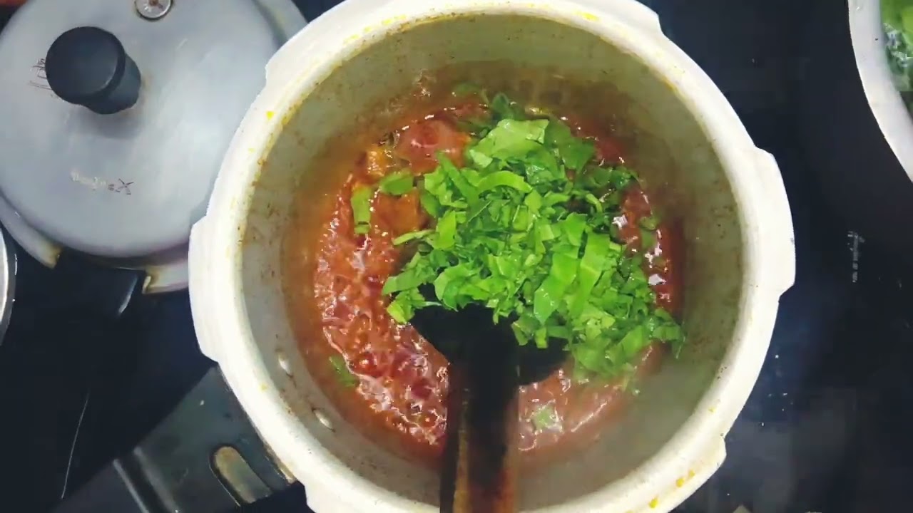 Welcome To Rasoi Hyderabadi Palak Gosht.🥬Aaj Ki Recipe Kaisi lagi Comment Like Share Subscribe Bye.