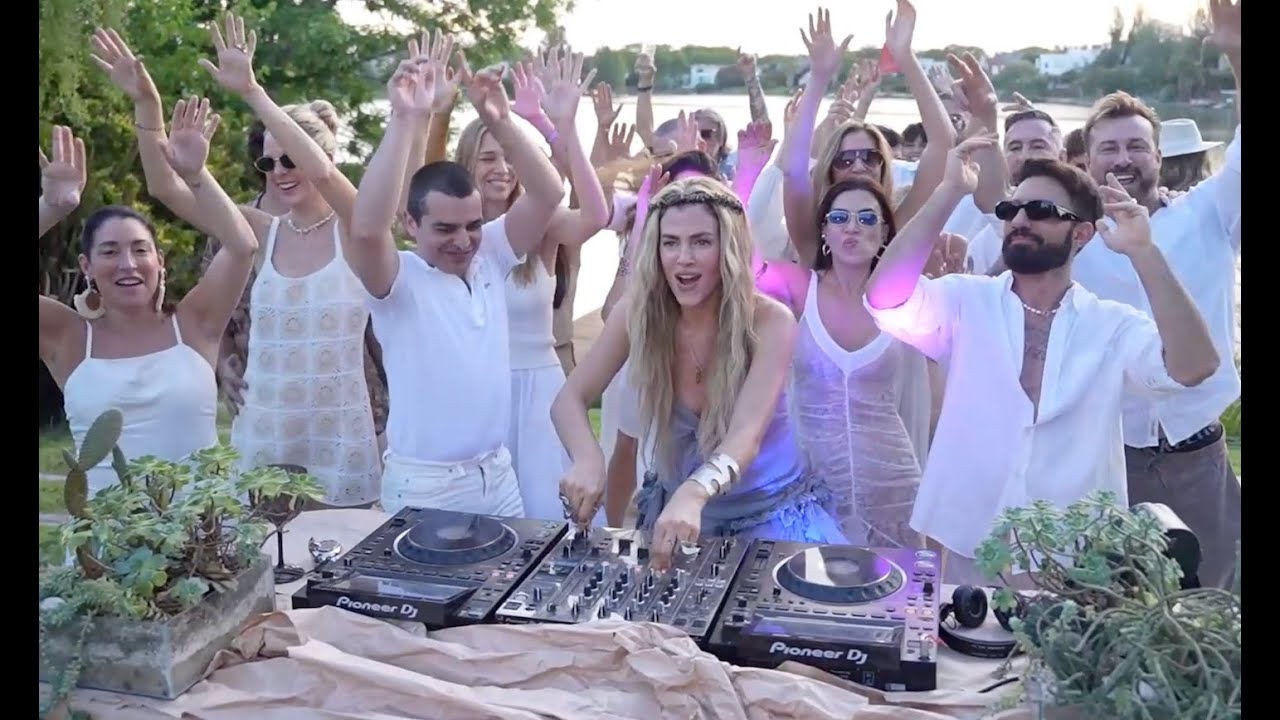 Daniela Urzi Dj Set of Progressive house as the sun goes down .