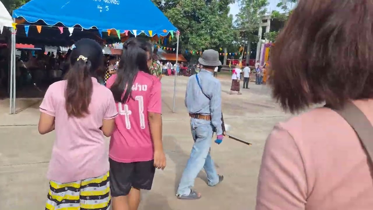 โรงทานงานกฐินวัดบ้านหนองเปลือย ยืนเข้าแถวรับแจกกันเรียบร้อย