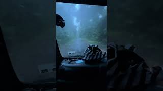 Campervan Truk Menerobos Hujan Dan Hutan