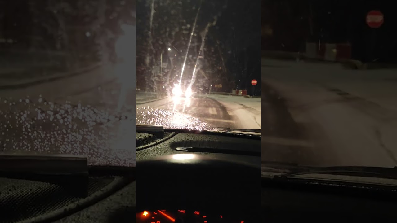 Noaptea la 22:51, eu caut câini abandonati, ai strazii, ca sa ii hranesc, in timp ce altii petrec.