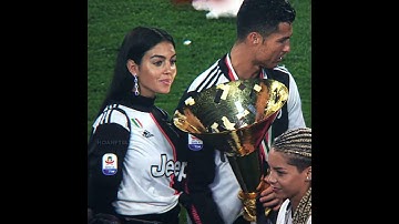 Ronaldo Has Trouble With The Trophy 😅😂