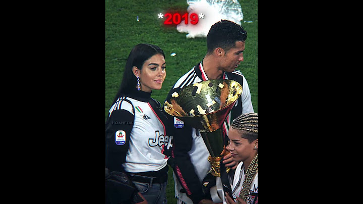Ronaldo Has Trouble With The Trophy 😅😂