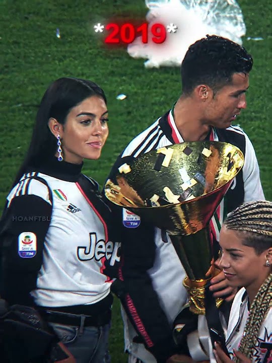 Ronaldo Has Trouble With The Trophy 😅😂