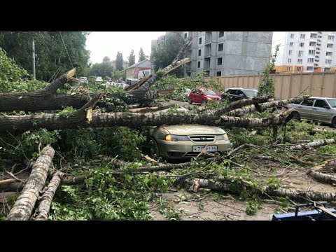 Ураган поднимает машину Ураган поднимает машину
