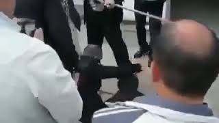 Полицейский косит под футболиста