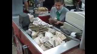 Payer Ses Courses Avec Un Sac Remplit De Lies De Billets