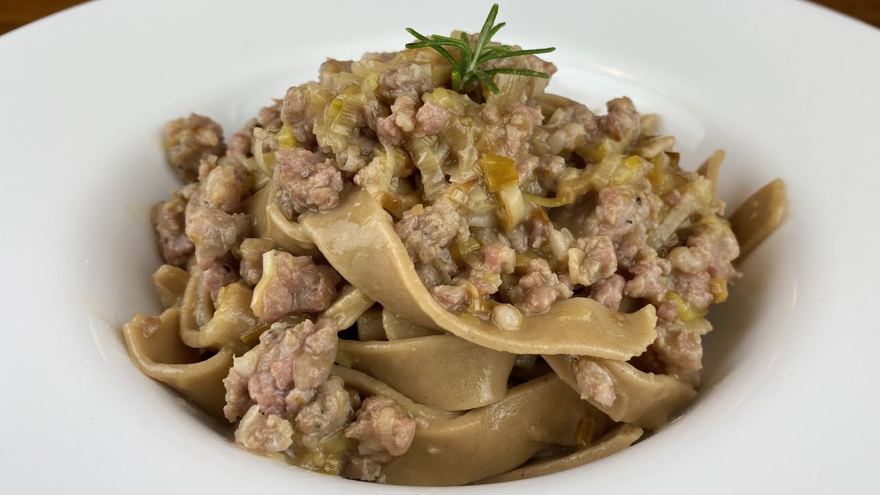 TAGLIATELLE DI CASTAGNE CON SALSICCIA E PORRI