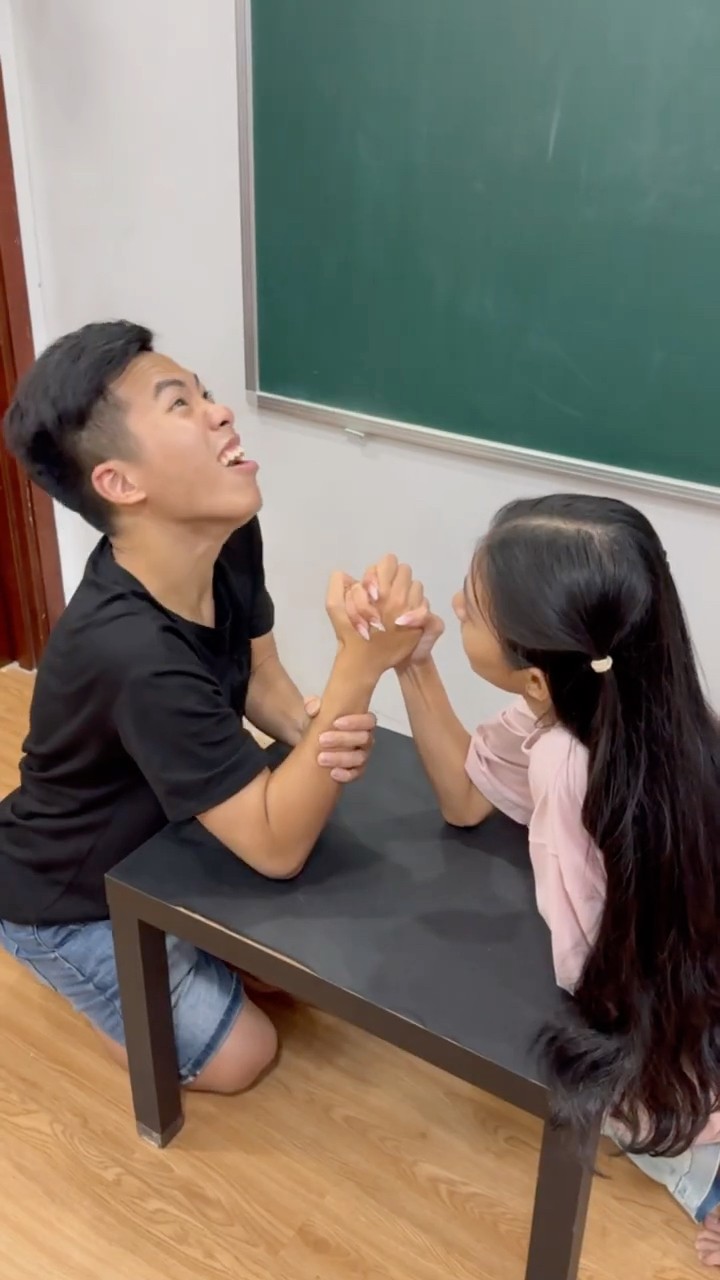 LNS - Chàng trai thích ra dzẻ và cái kết || Arm wrestling - who will win ? #shorts