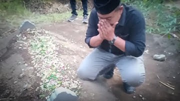 BERZIARAH KE MAKAM IBU MUNIROH‼️WANITA YANG TINGGAL SENDIRIAN DI TENGAH KUBURAN