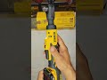 Como insertar batería en Ratchet/matraca inalámbrica Dewalt DCF512 Atomic 20V. #dcf512 #ratchet #20v