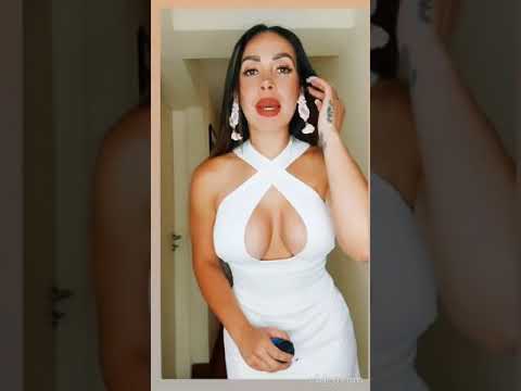 Bella Dorita Orbegoso con vestido super escotado
