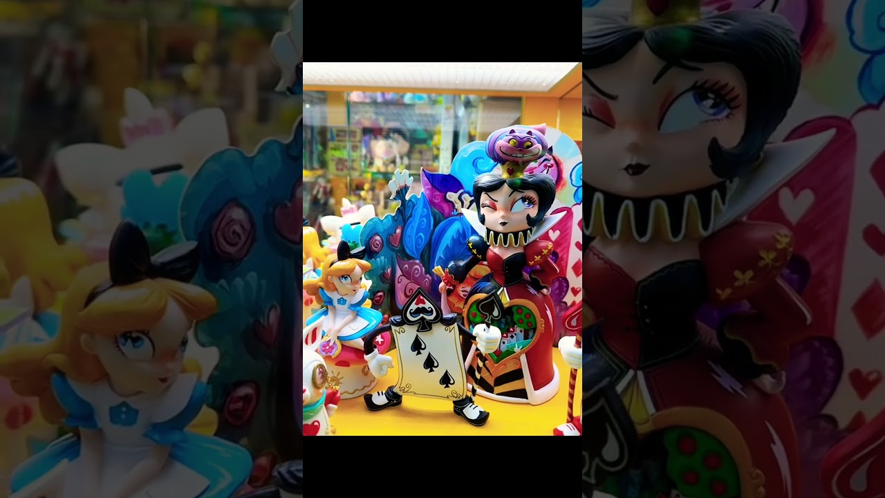 Disney Alice & Queen of Hearts Figure Display 