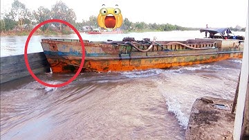 Sà lan va chạm vào cửa cống rất nguy hiểm