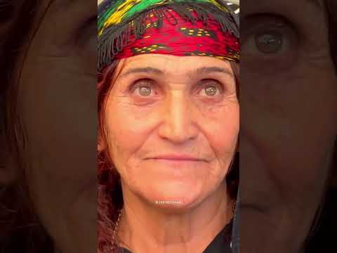رنگین طلا زنی از دیار لرستان با چهره ای که قصه ی اصالت و زیبایی را یکجا روایت می کند